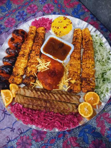 عکس تهیه غذای حاج عبدالله 