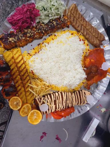 عکس تهیه غذای حاج عبدالله 