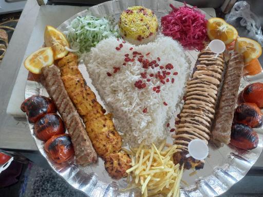 عکس تهیه غذای حاج عبدالله 