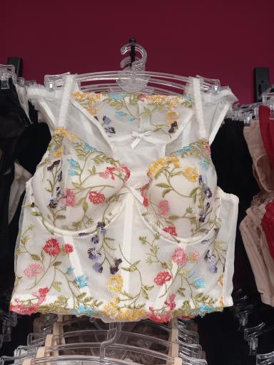 عکس فروشگاه لباس زیر زنانه موحد کالکشن