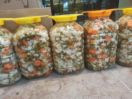 خرما و ترشیجات کاج