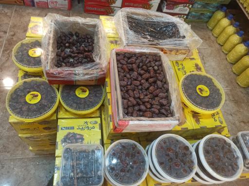 عکس خرما و ترشیجات کاج