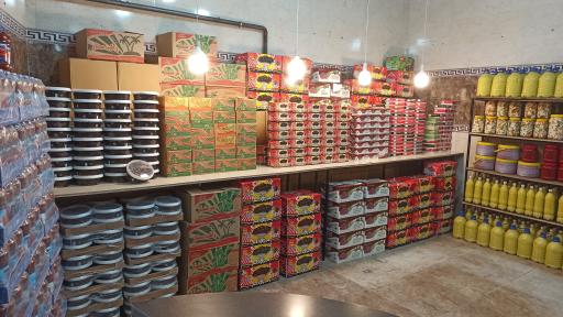 عکس خرما و ترشیجات کاج