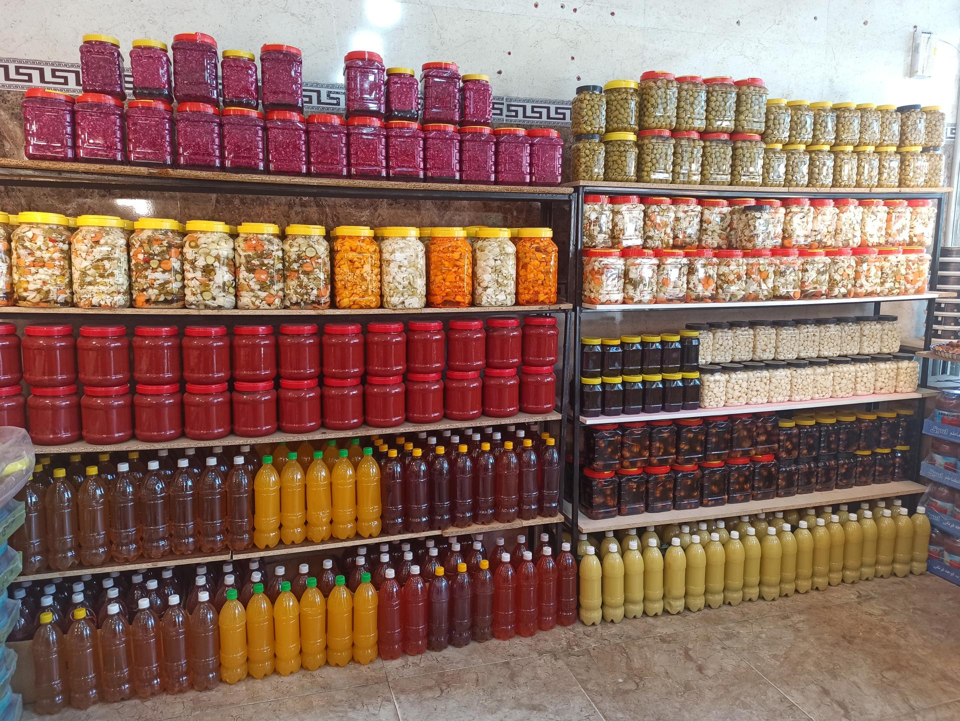 عکس خرما و ترشیجات کاج