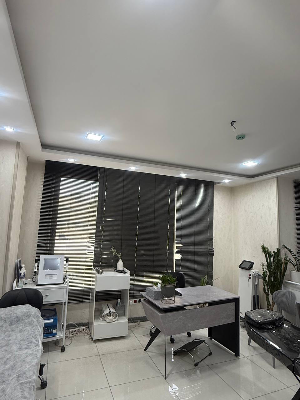 عکس مرکز تخصصی پوست فروزان قائدی
