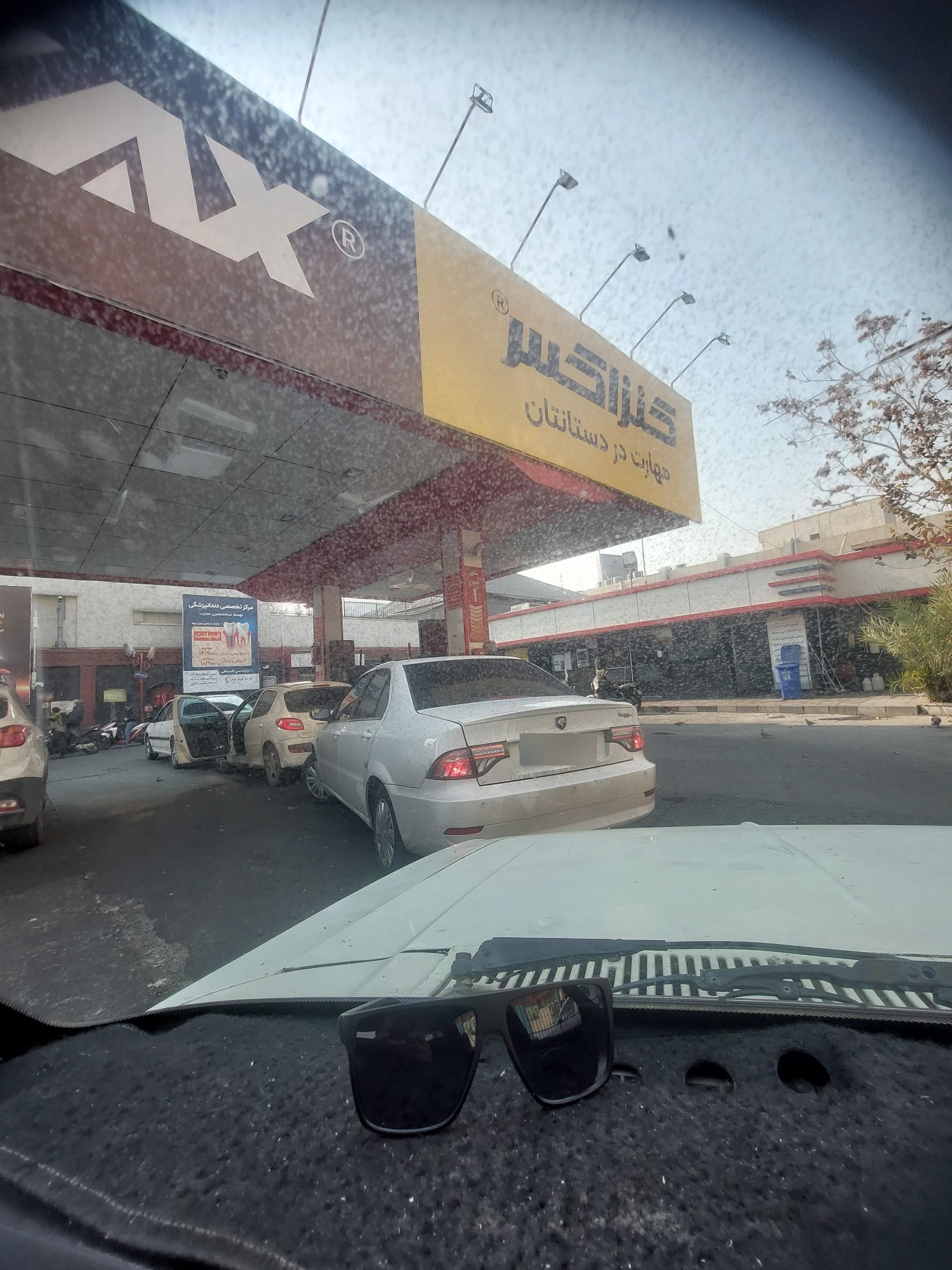 عکس پمپ بنزین چهارراه کالج