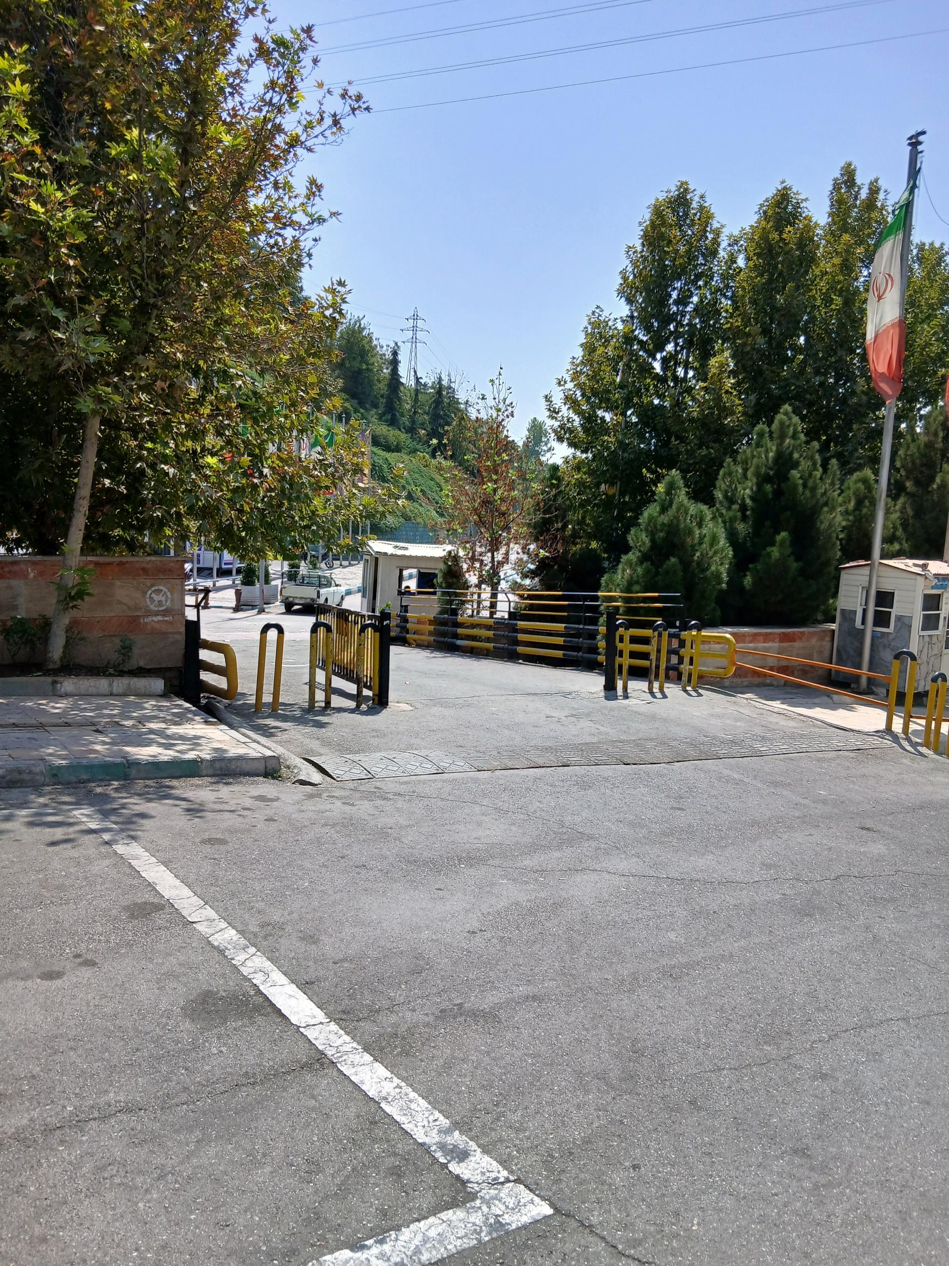 عکس درب ورودی  پارکینگ 2