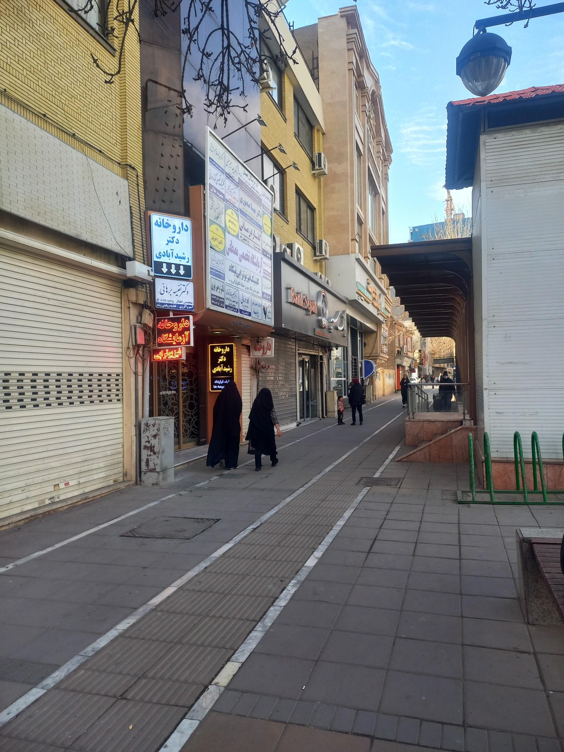 عکس معصومه قارونی چمن سبز کارشناس مامایی