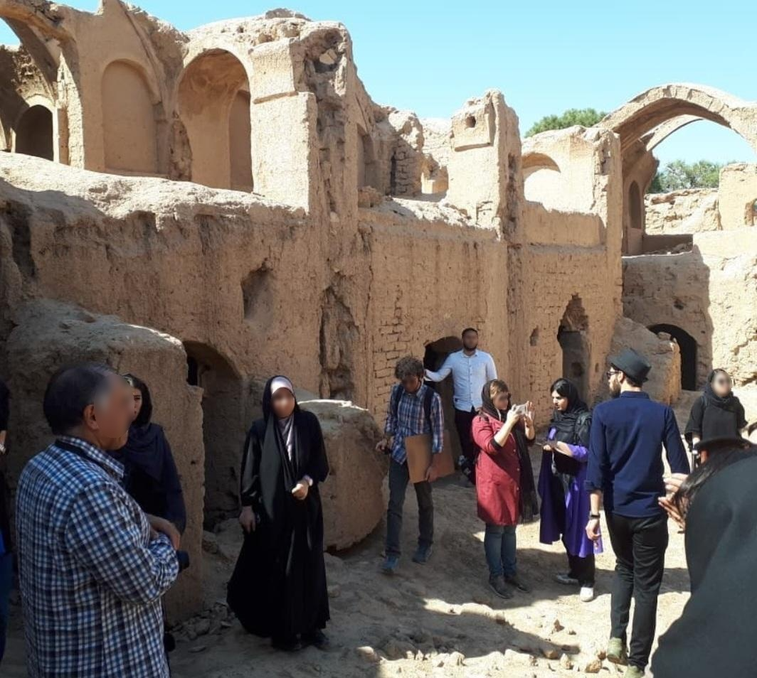 عکس قلعه تاریخی و قدیمی ده آباد