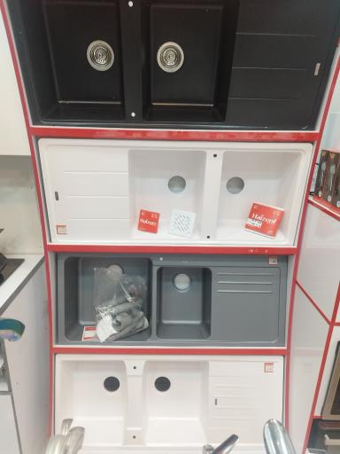 عکس فروشگاه تجهیزات آشپزخانه سیاه سفید