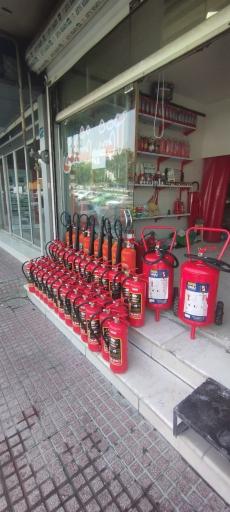 عکس اطفاء حریق شرق (شارژ کپسول آتش نشانی)