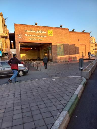 عکس درب ورودی مترو مدافعان سلامت