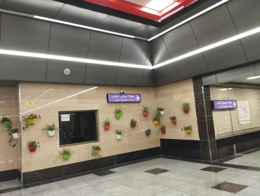 عکس درب ورودی مترو مدافعان سلامت