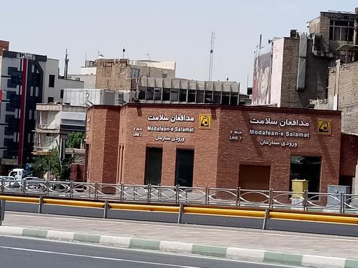 عکس درب ورودی مترو مدافعان سلامت