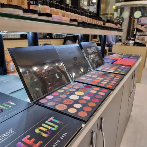 عکس فروشگاه لوازم آرایش صاحارا