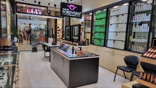 عکس فروشگاه لوازم آرایش صاحارا