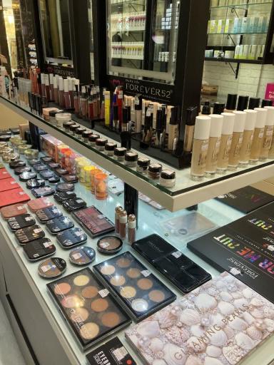 عکس فروشگاه لوازم آرایش صاحارا