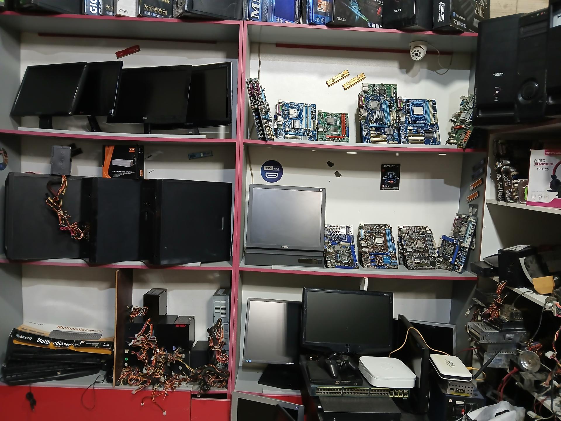 عکس استوک کامپیوتر معصومی 