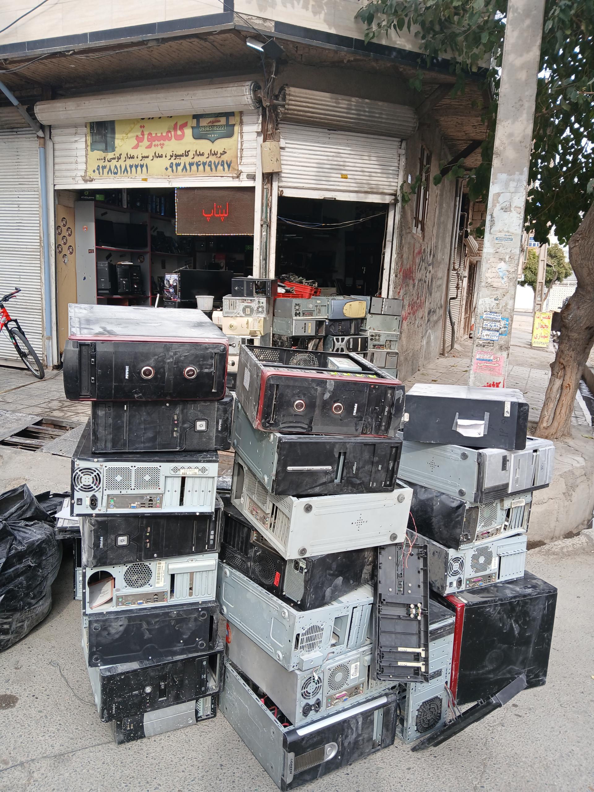 عکس استوک کامپیوتر معصومی 