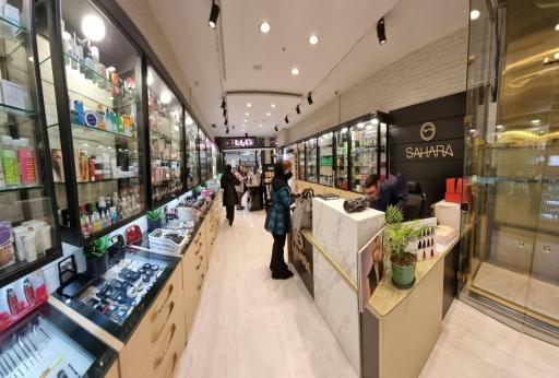 عکس فروشگاه لوازم آرایش صاحارا