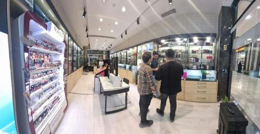 عکس فروشگاه لوازم آرایش صاحارا