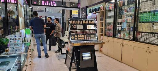 عکس فروشگاه لوازم آرایش صاحارا