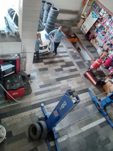 عکس تعویض روغن و خدمات لاستیک سبوحی