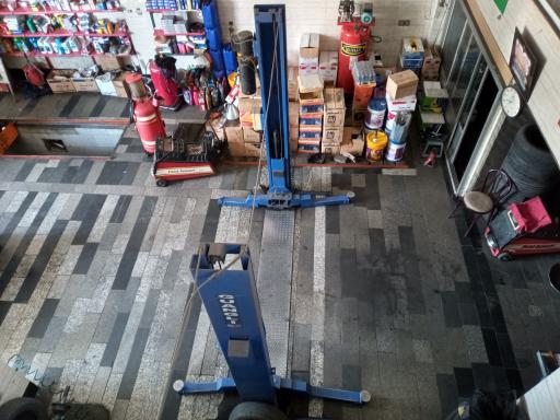 عکس تعویض روغن و خدمات لاستیک سبوحی