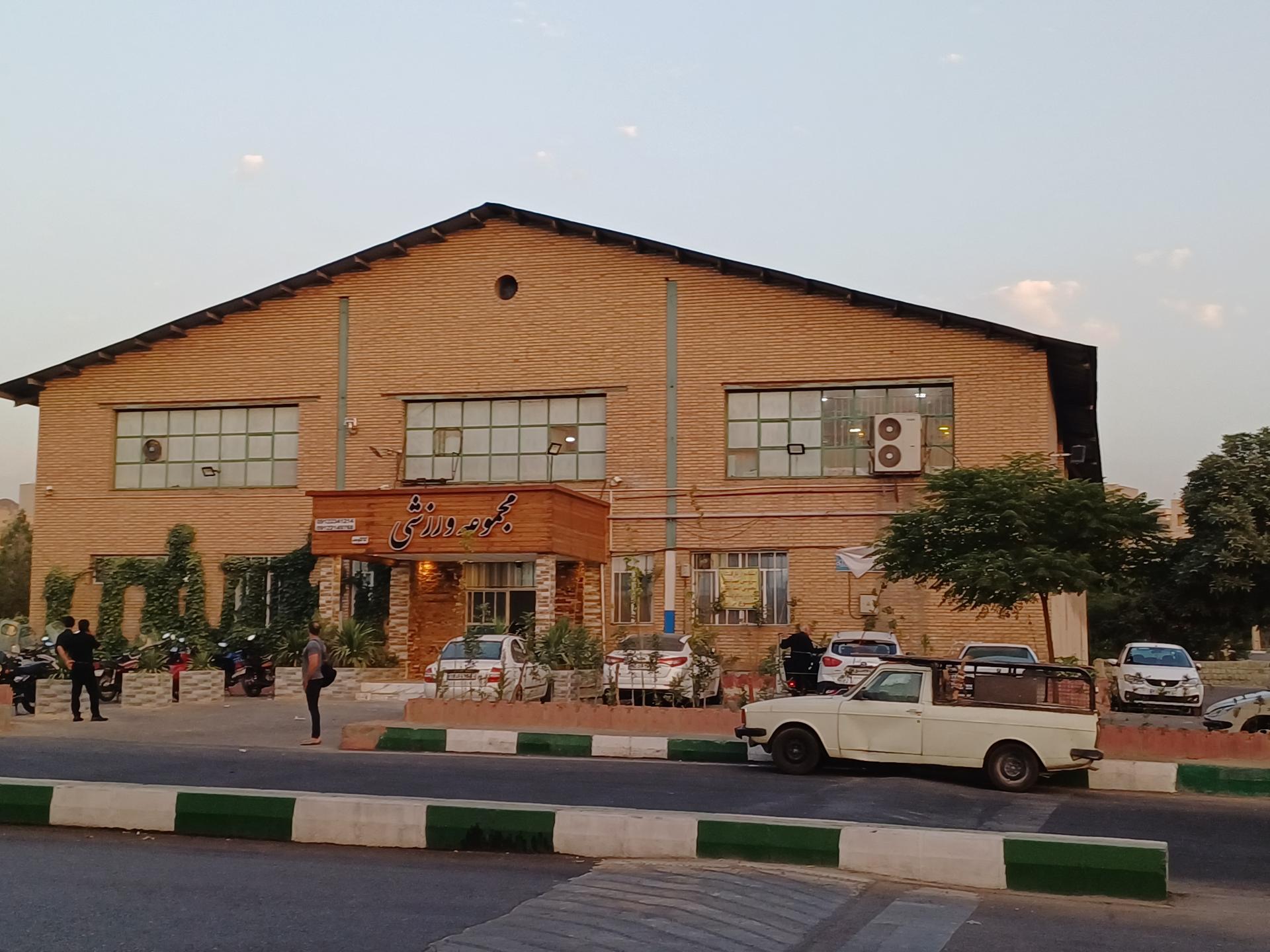 عکس درب ورودی سالن فوتسال