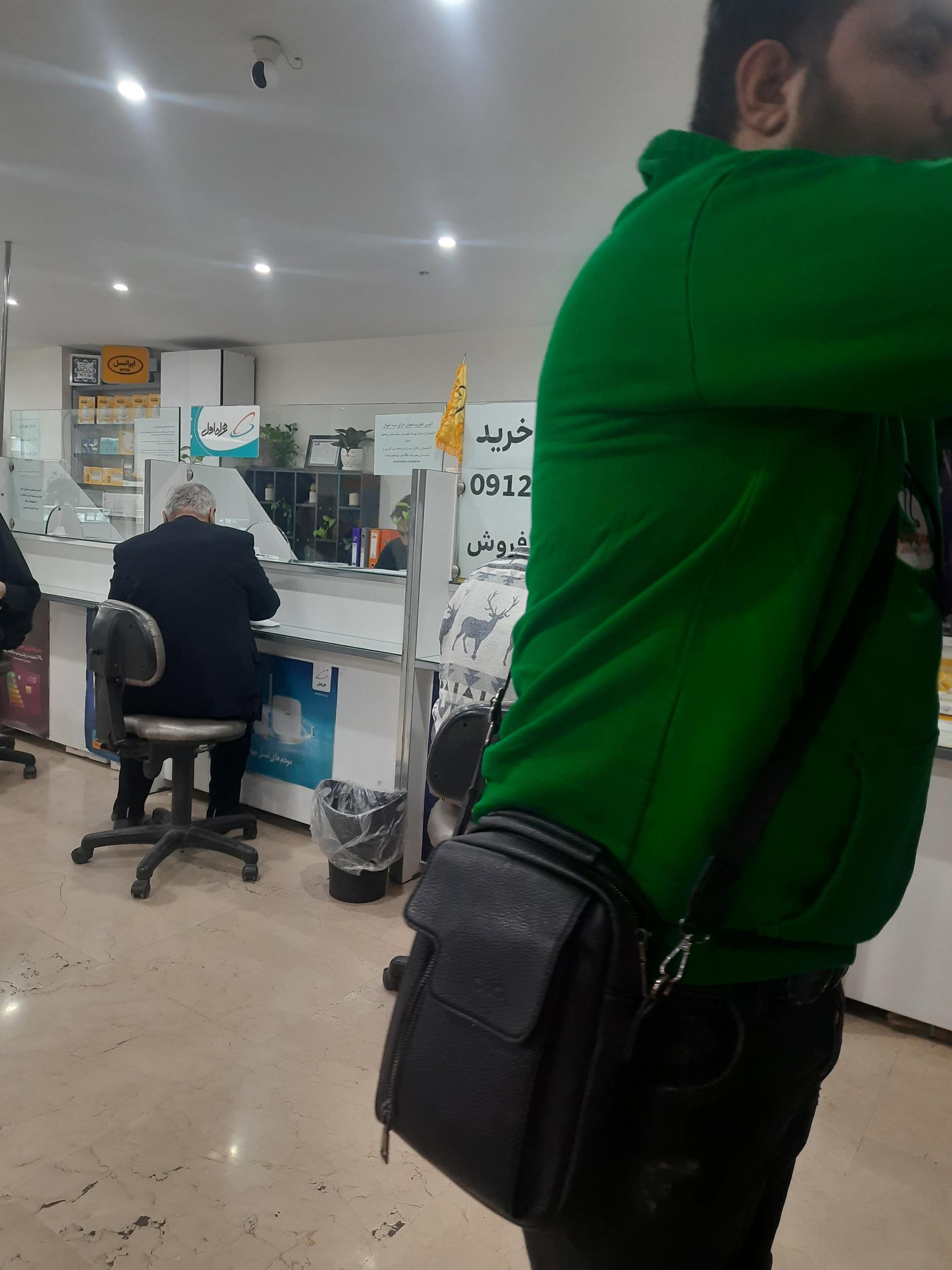 عکس دفتر پیشخوان خدمات دولت و همراه اول 