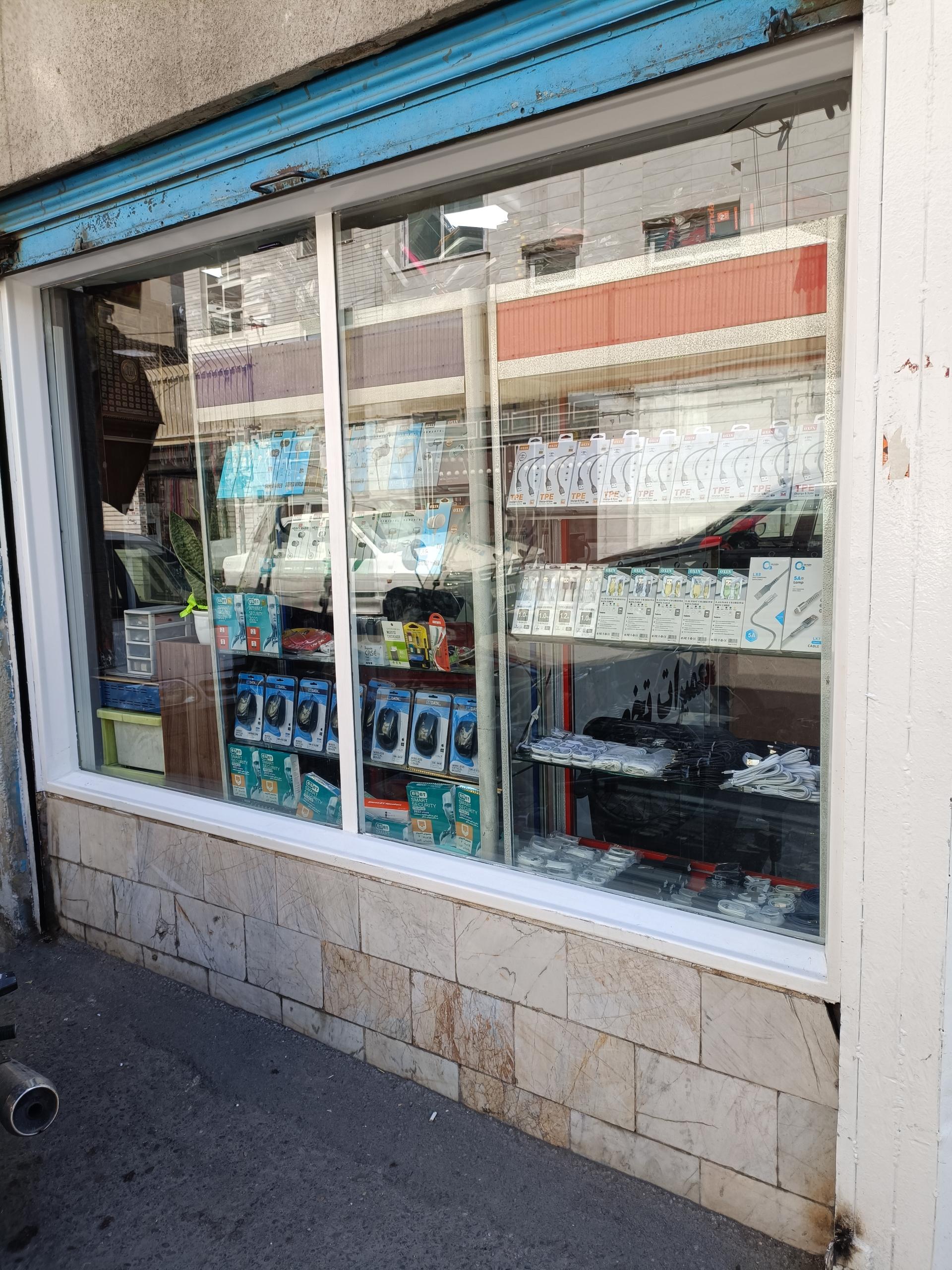 عکس موبایل و کامپیوتر باران