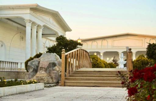 عکس باغ تالار قصر لنا