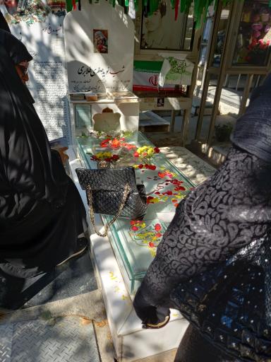 عکس مزار شهید نوید صفری