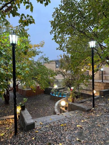 عکس کافه شب های چراغ درّه