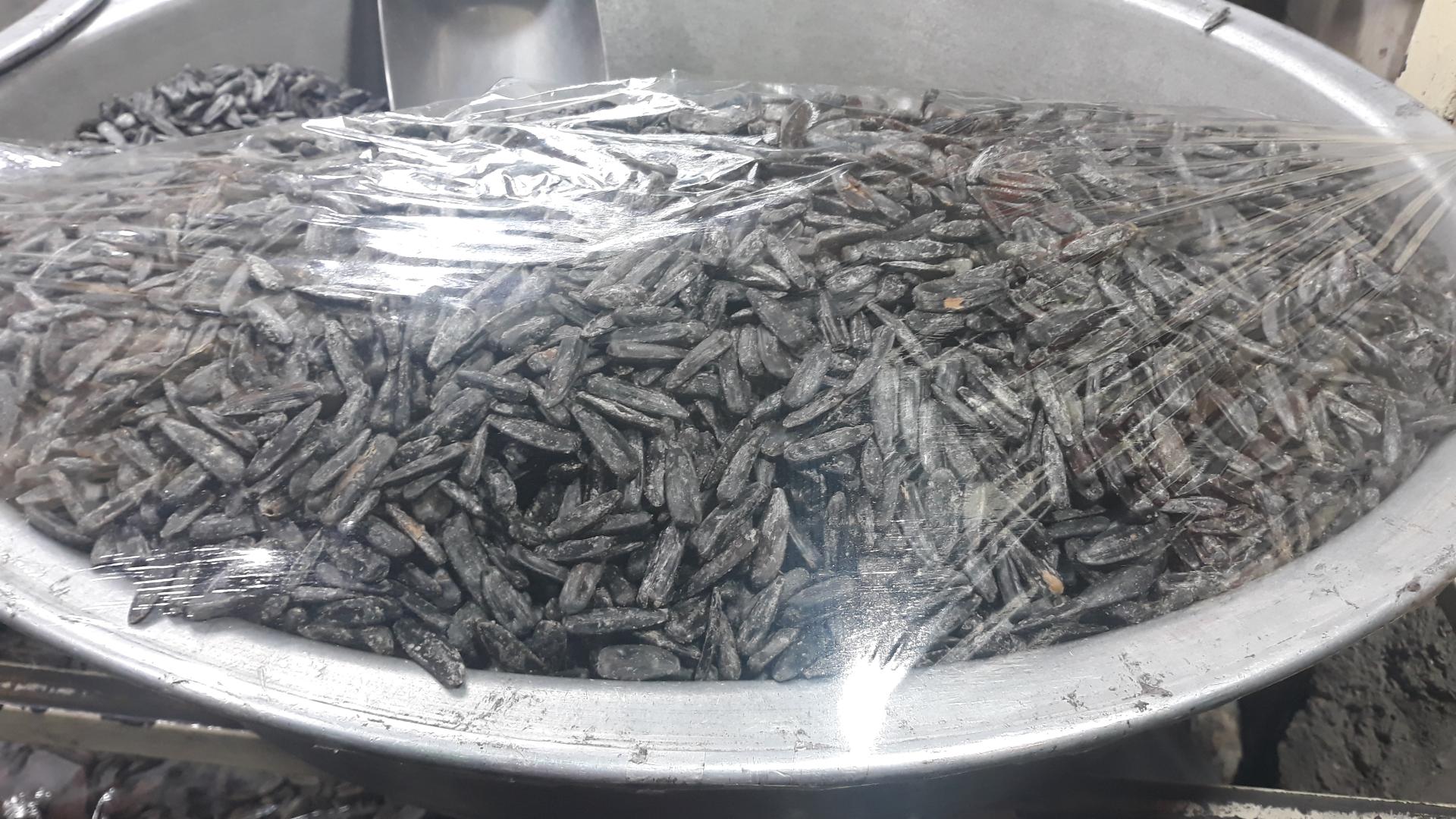 عکس تخمه فروشی برخورداری