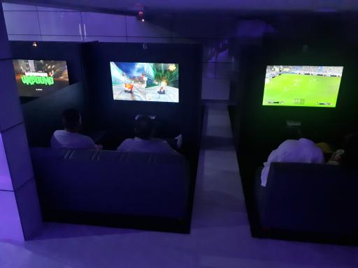 عکس گیم سنتر جوان