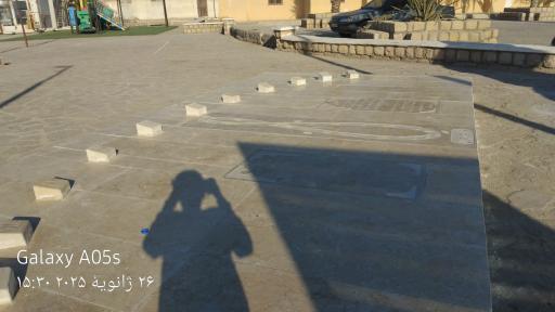 عکس ساعت خورشیدی بندر لافت