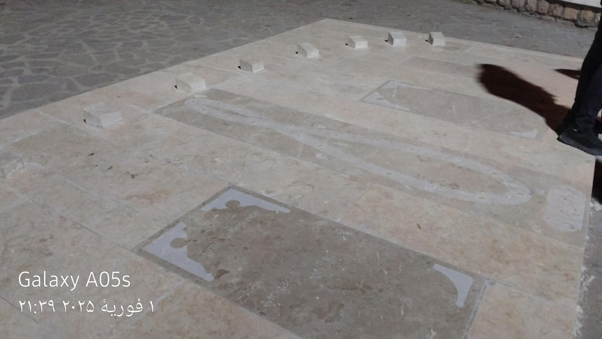 عکس ساعت خورشیدی بندر لافت