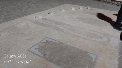 عکس ساعت خورشیدی بندر لافت