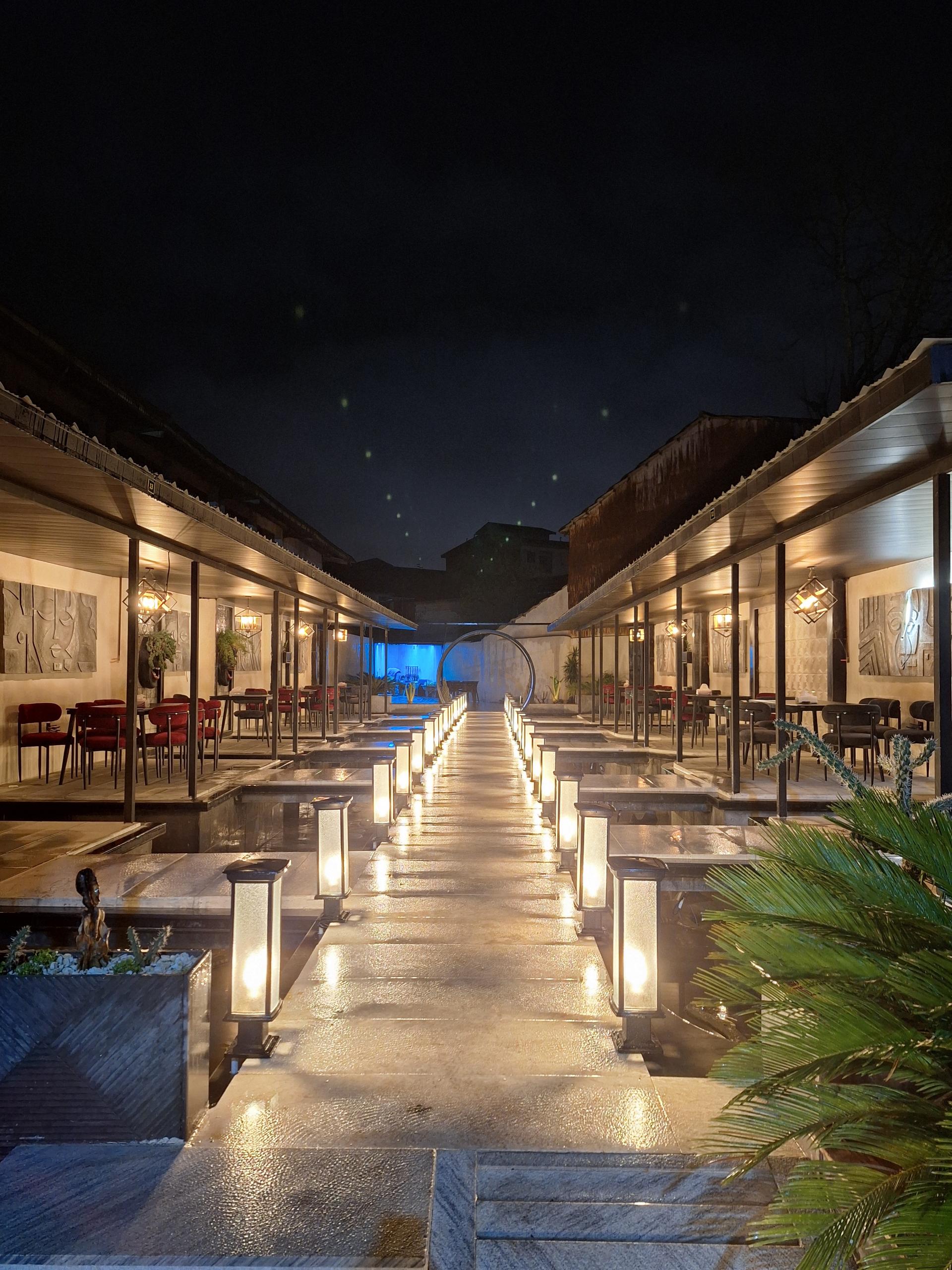 عکس باغ رستوران فلامینگو