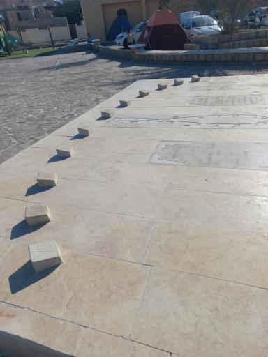 عکس ساعت خورشیدی بندر لافت