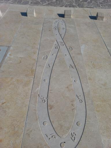 عکس ساعت خورشیدی بندر لافت