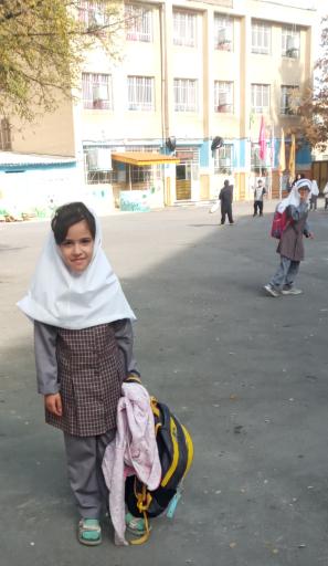 عکس دبستان دخترانه22بهمن 