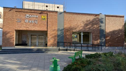 عکس ورودی مترو ایستگاه بسیج