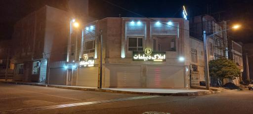 عکس مشاور املاک دیپلمات