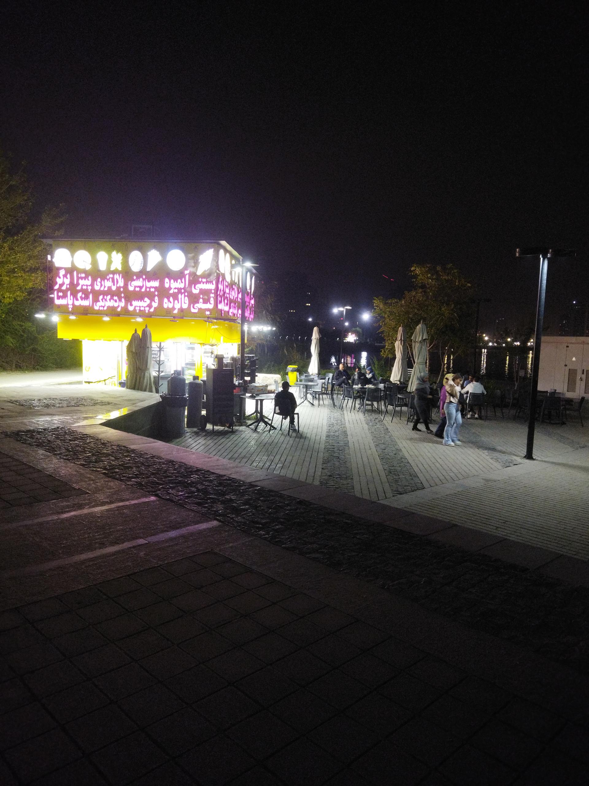 عکس دکه ی ساندویچی  دریاچه