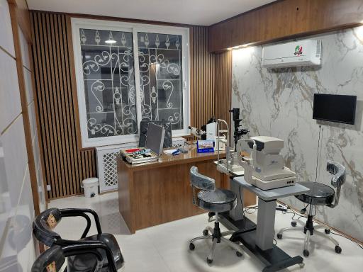 عکس بینایی سنجی و عینک دید آفرین
