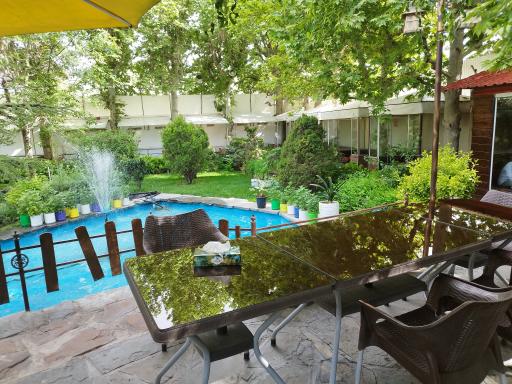 عکس باغ رستوران باران