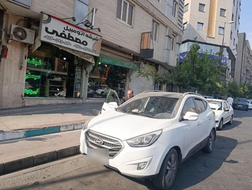 عکس شیشه اتومبیل مصطفی‌‌‌