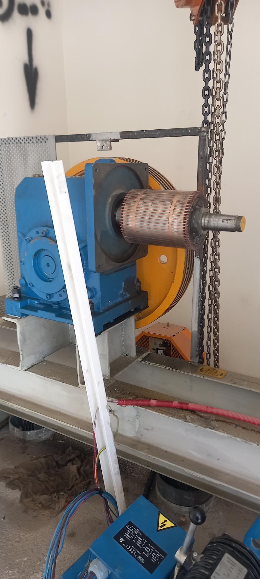 عکس تعمیر موتور آسانسور